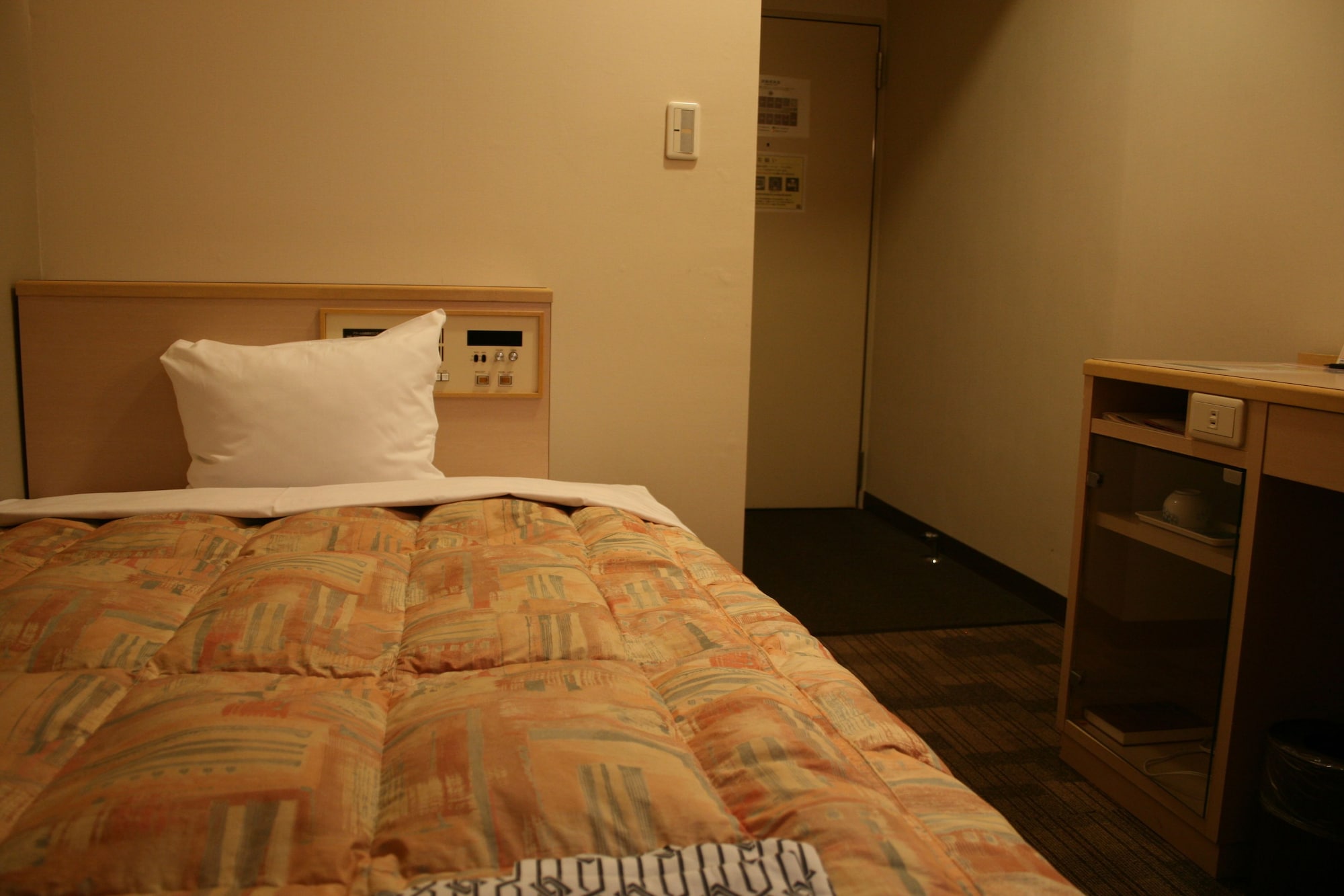 ROOM, SINGLE