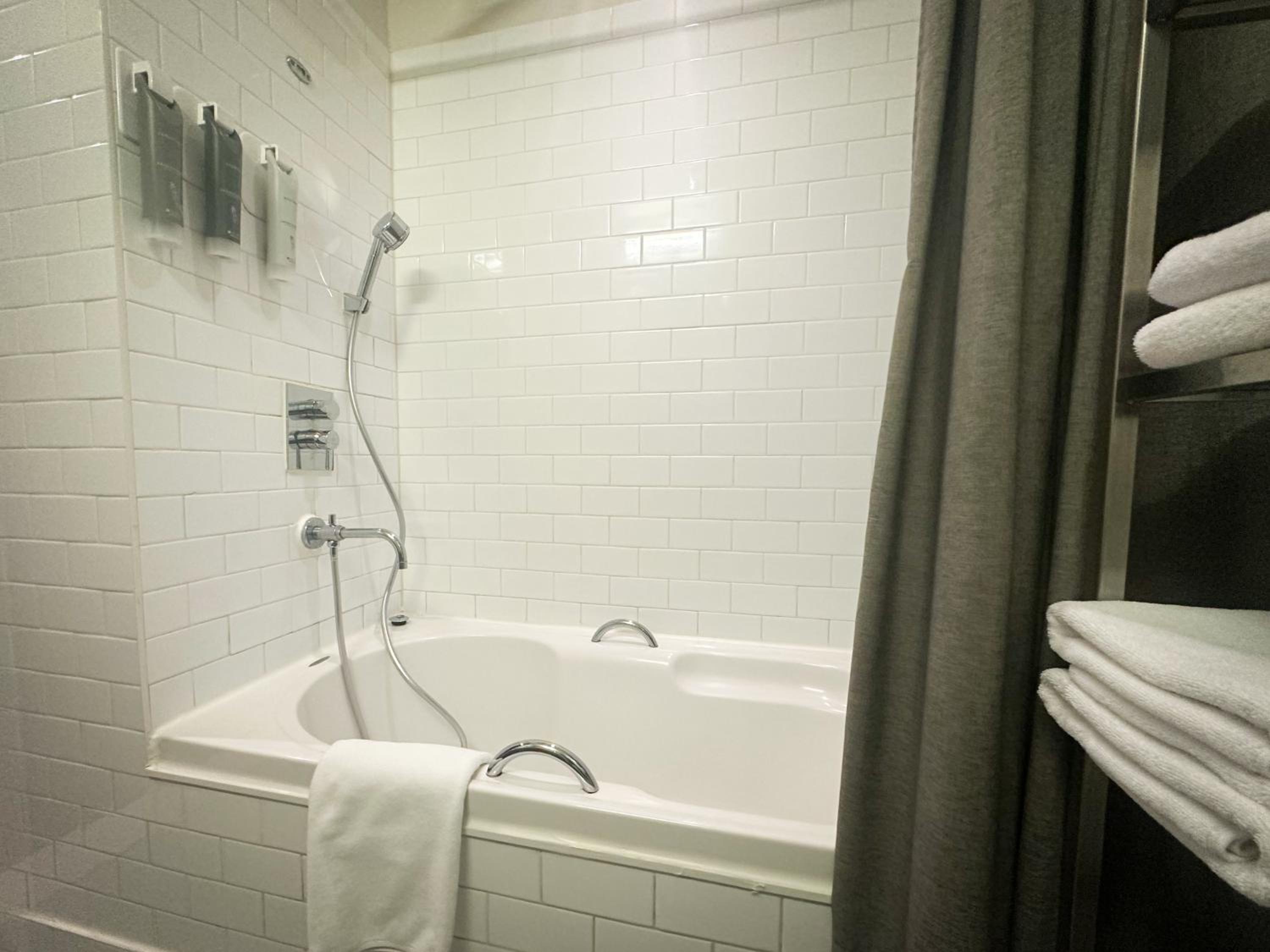 West, Double Bed, Bathtub, La Casa Hotel Seoul 5/5