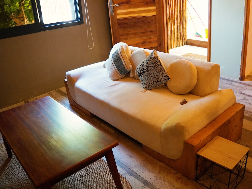 WAG HILL LODGE AND SPA 16/81