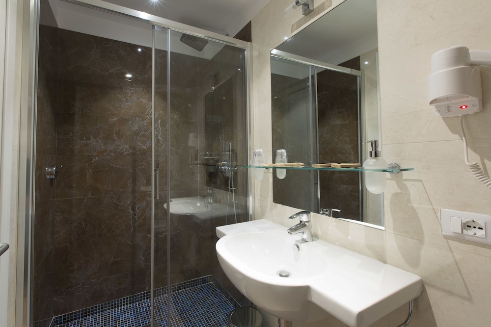 FLORIS HOTEL 68/73