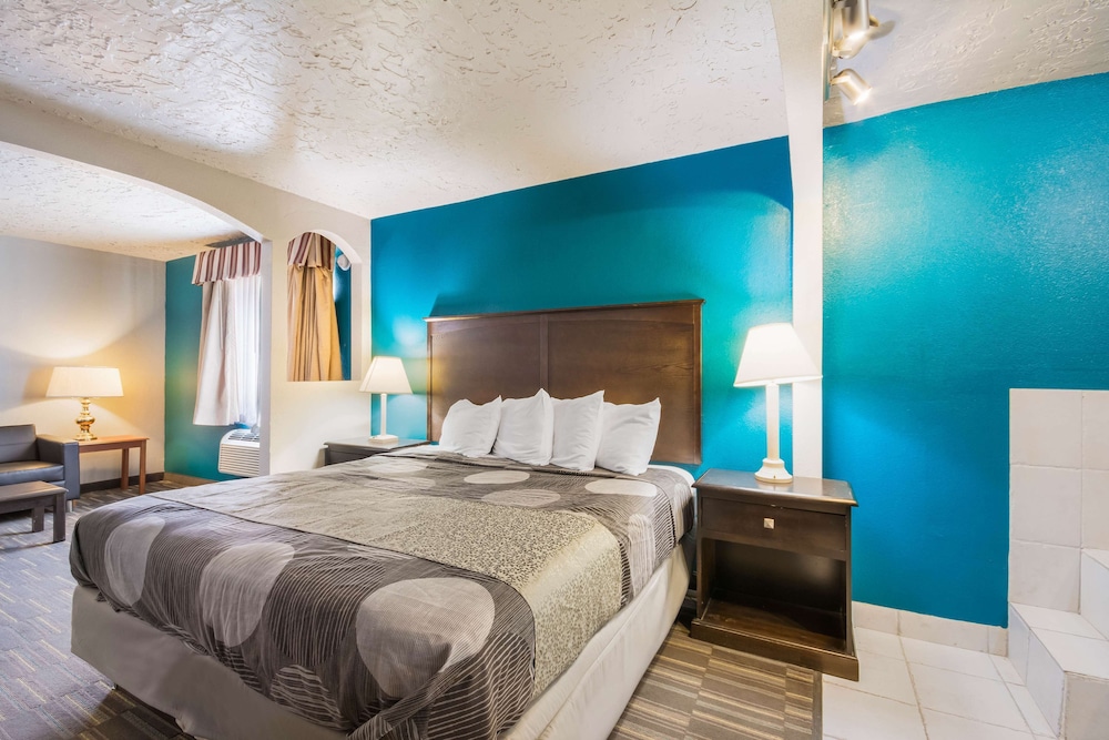 Econo Lodge Inn and Suites Oklahoma City 16/31