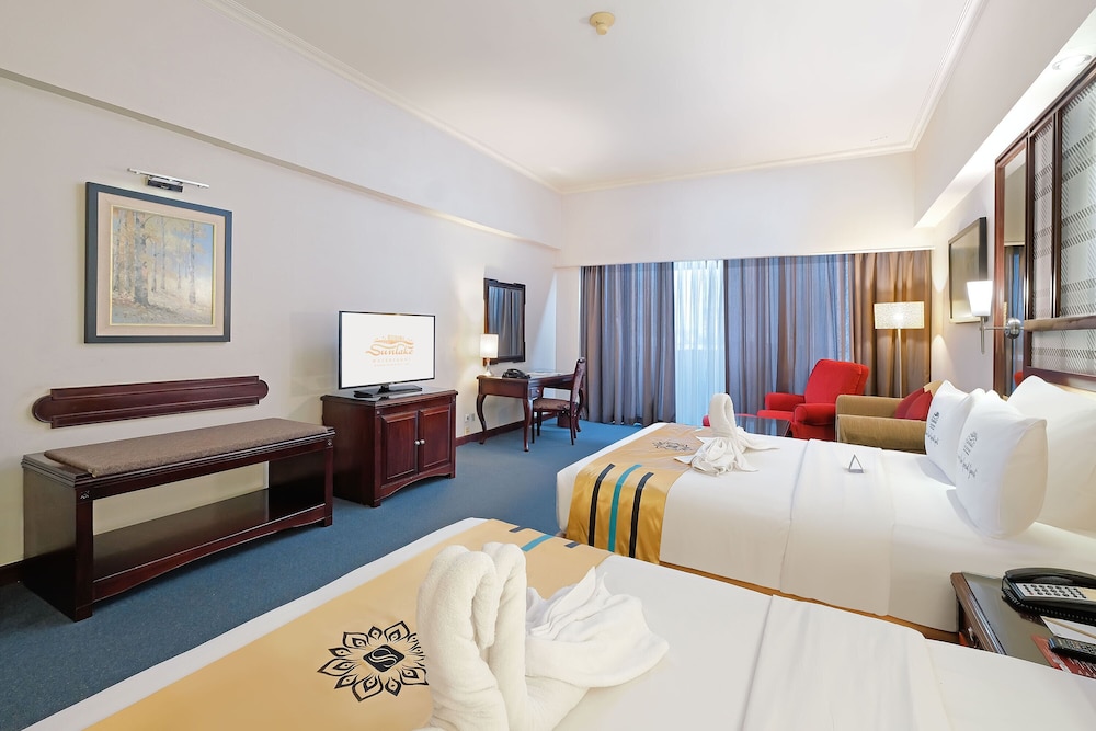 Sunlake Waterfront Resort and Convention 20/56