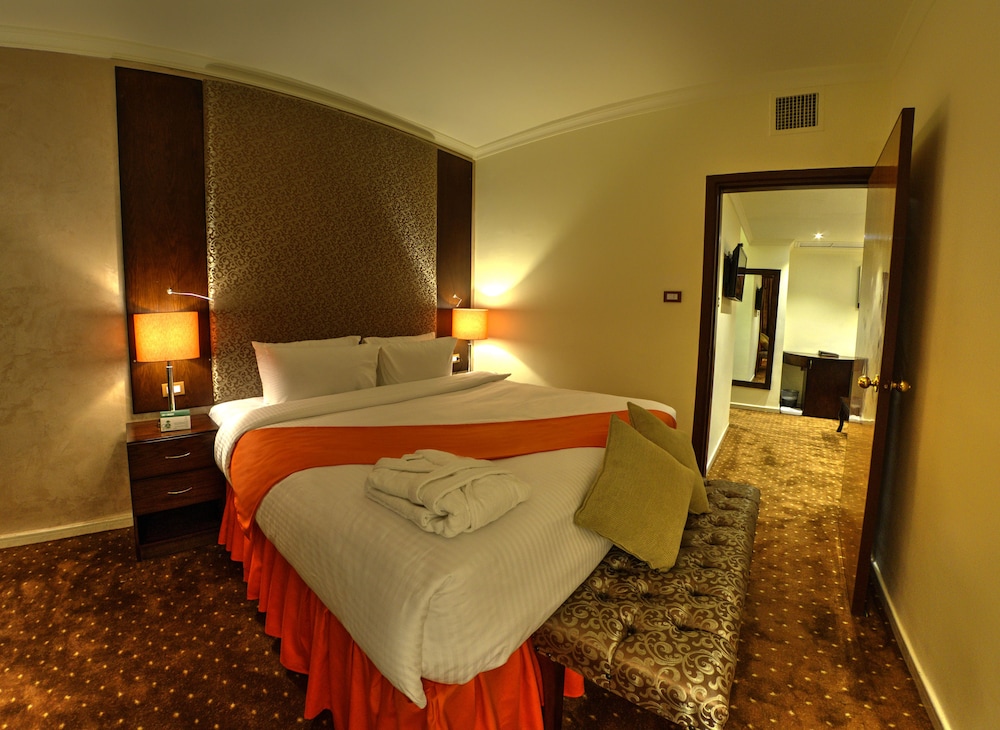 Meneur Hotel 8/29