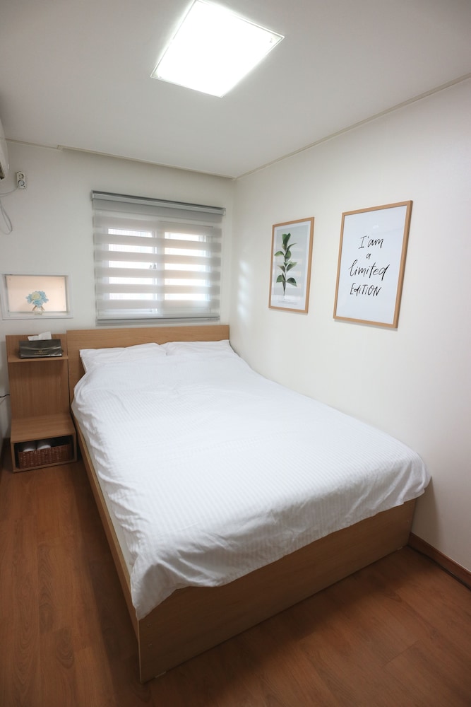 ROOM, DOUBLE BED