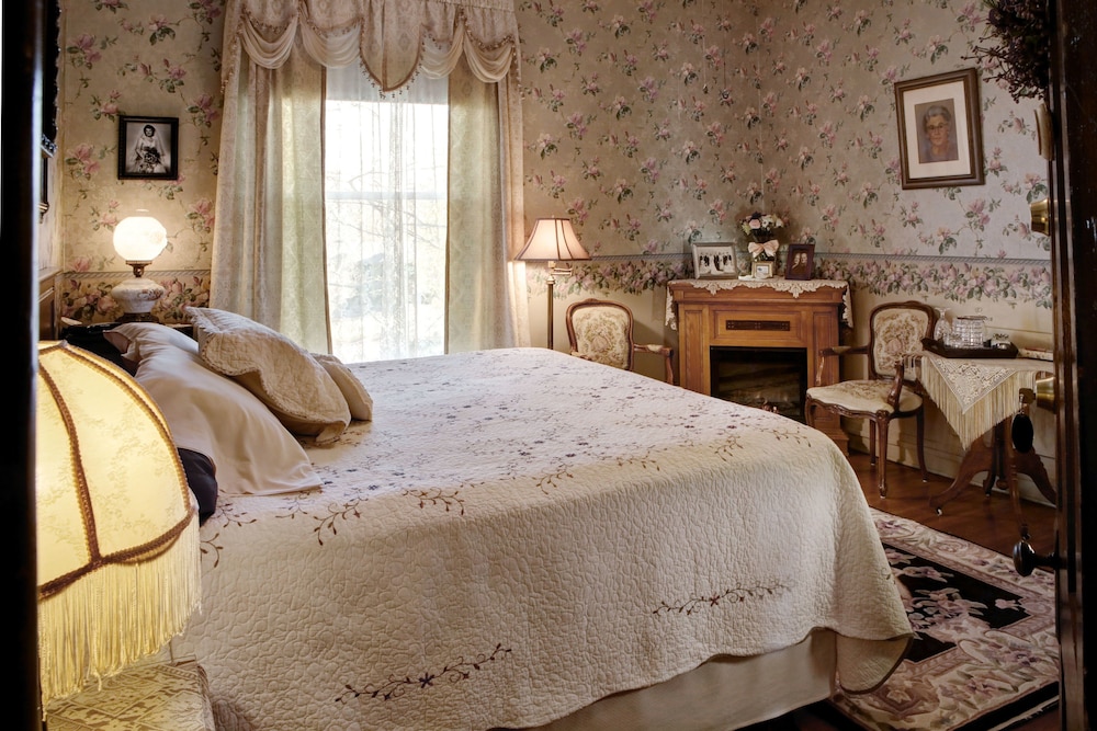 Room, King Bed, Private Bathroom