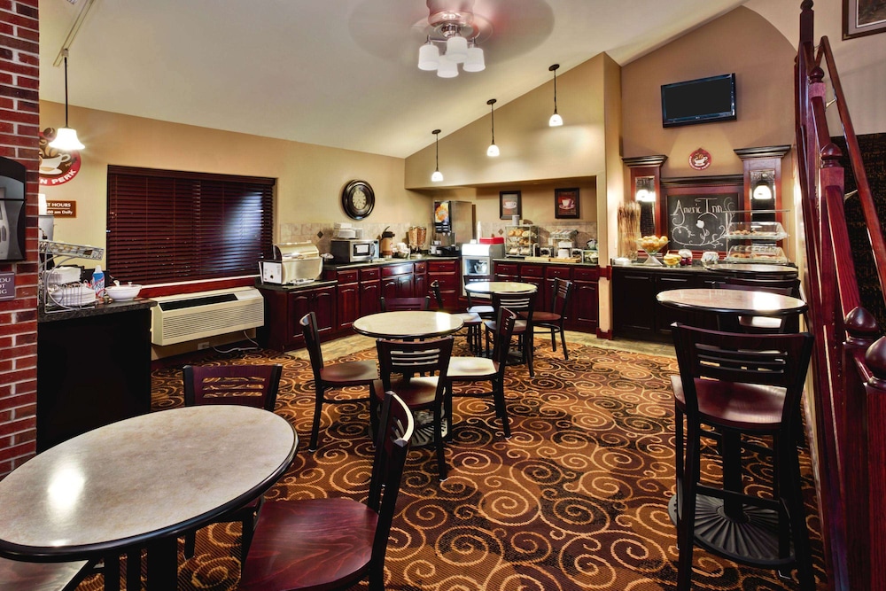 AmericInn by Wyndham Beaver Dam 48/60