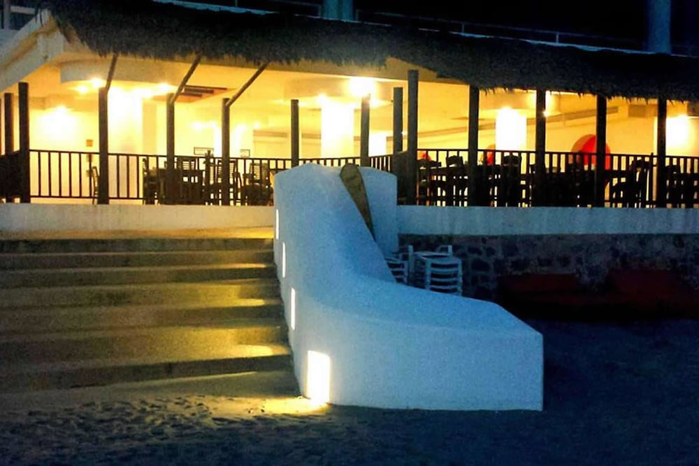 Canadian Resorts Acapulco 32/34