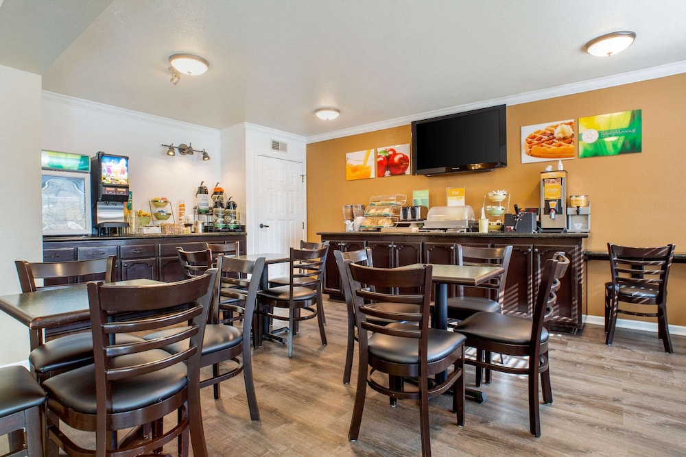Quality Inn & Suites Tulare CA 33/50