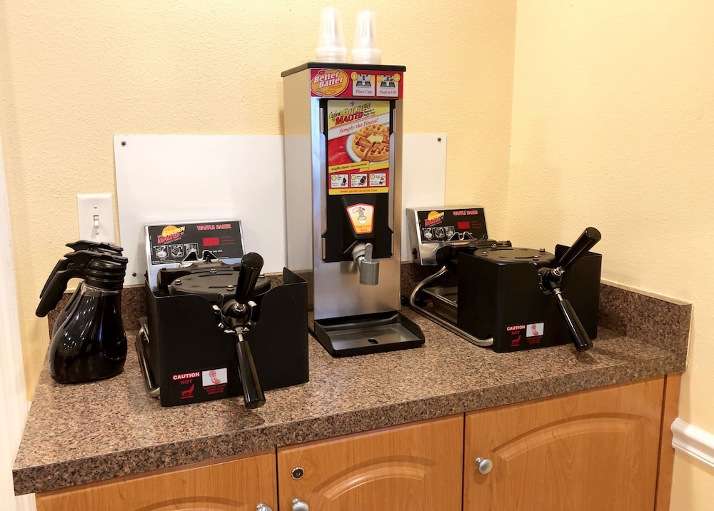 Roadstar Hotel Zephyrhills 34/45