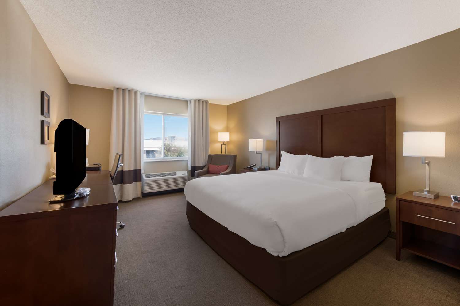 ROOM, KING BED