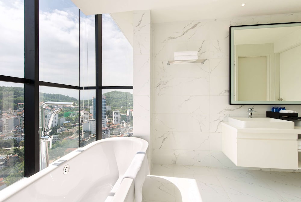 Hotel Soleil Ha Long, Trademark Collection by Wyndham 47/50