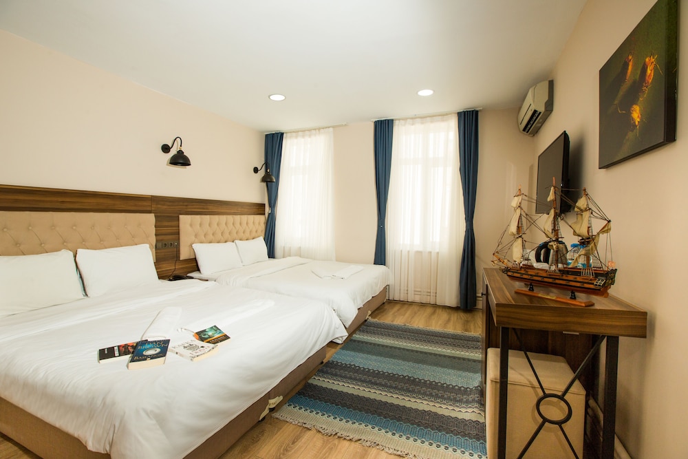 Corner Garden Hotel 12/32