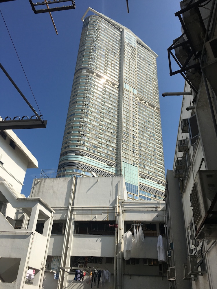 Modern Hotel 4/76