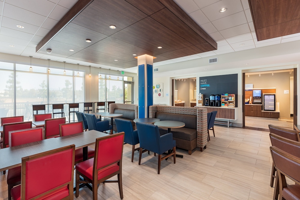 Holiday Inn Express & Suites Moreno Valley - Riverside 41/47