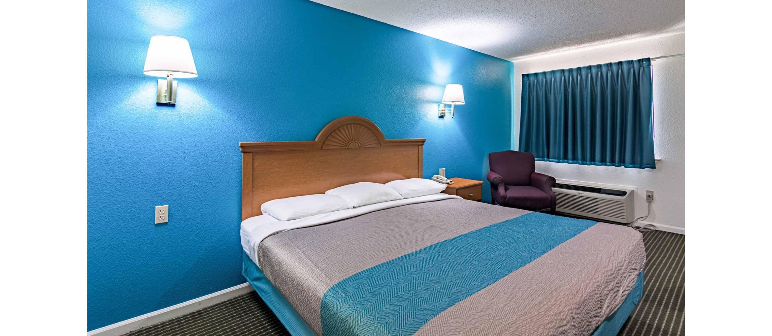1 King Bed - Non-Smoking, Micfridge