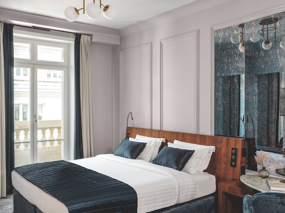 SIGNATURE, QUEEN BED, BALCONY
