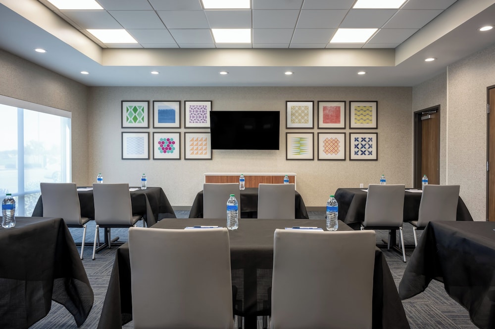 Holiday Inn Express & Suites - Gilbert - Mesa Gateway Airport 41/50