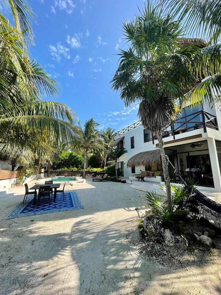 La Puerta Azul Beachfront Adults Only 46/50