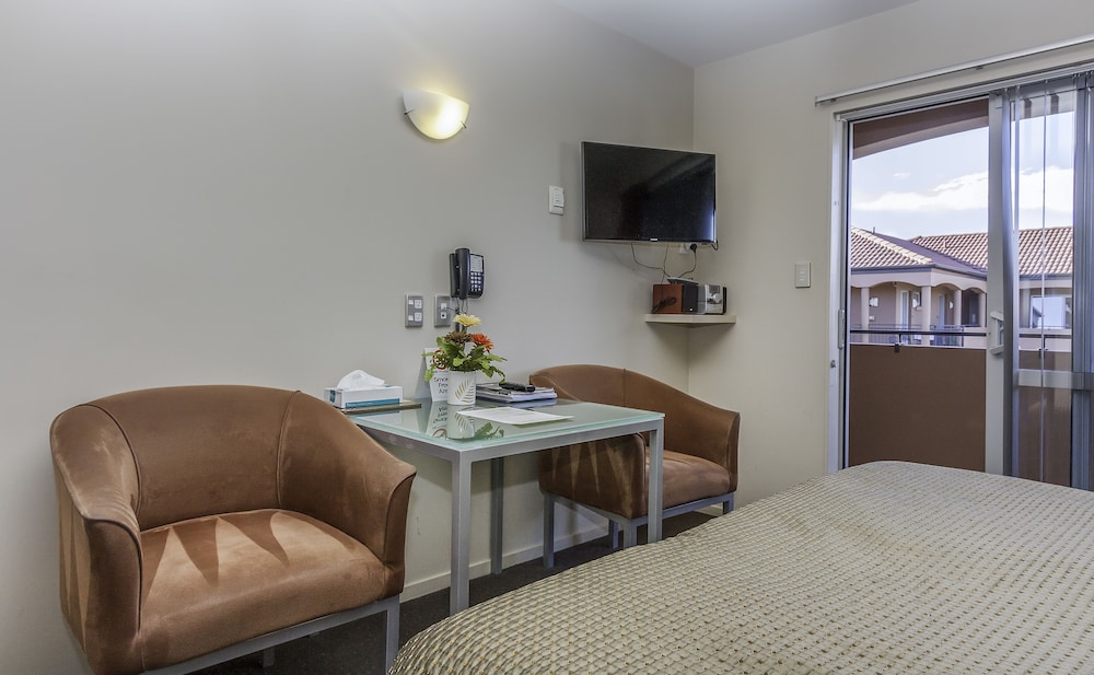 166 Majestic Court Motel 38/48