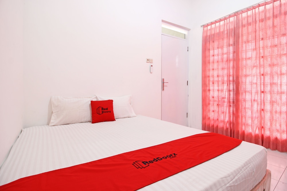 RedDoorz near Terminal Tirtonadi 8/20