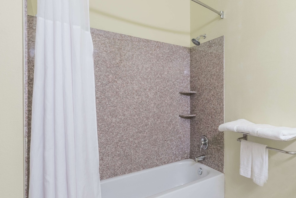 Days Inn Suites By Wyndham Cleburne Tx 37/42