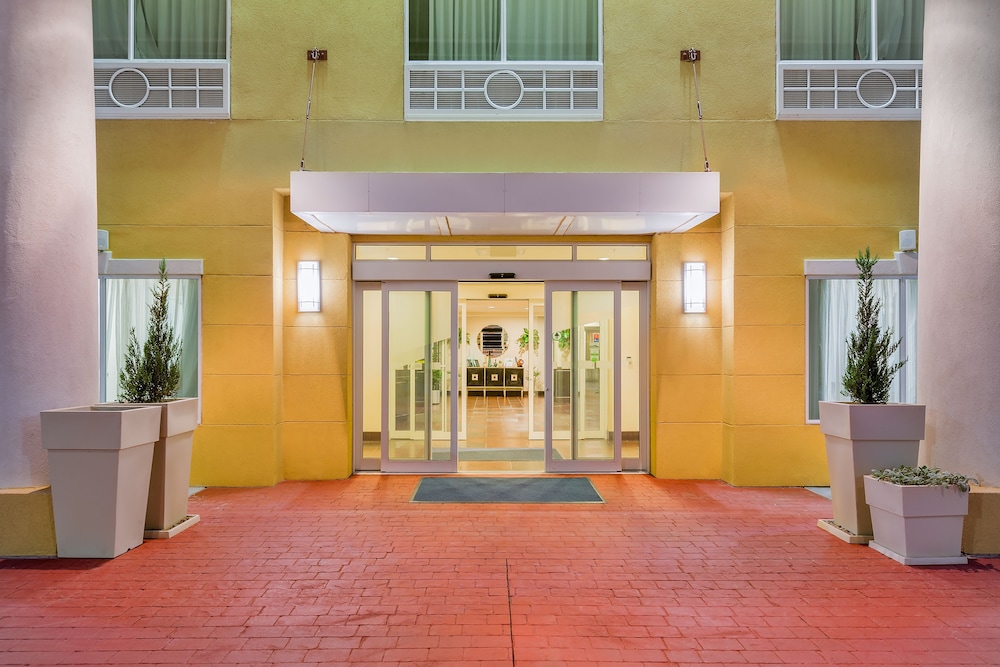 Holiday Inn Express Hotel And Suites Alpine Southeast 32/53
