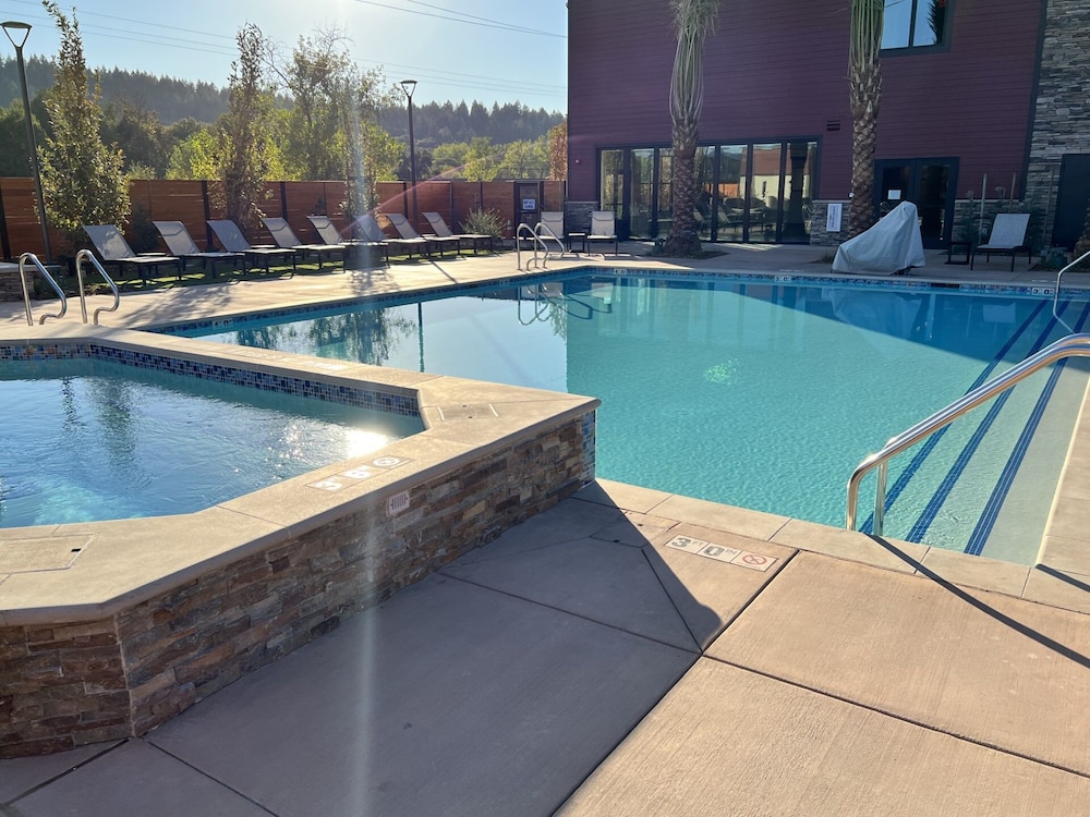 Wyndham Garden Redwood Valley/Ukiah 28/50