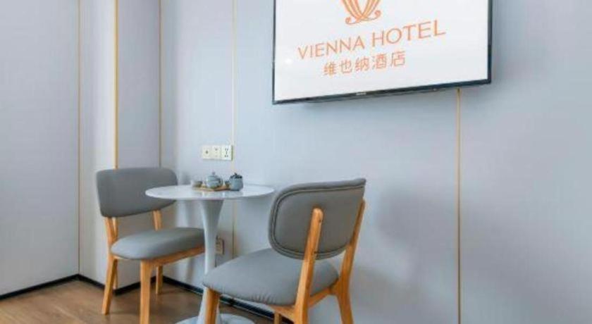 Vienna Hotel (Chongqing Yangjiaping Pedestrian Street Light Rail Station) 38/50