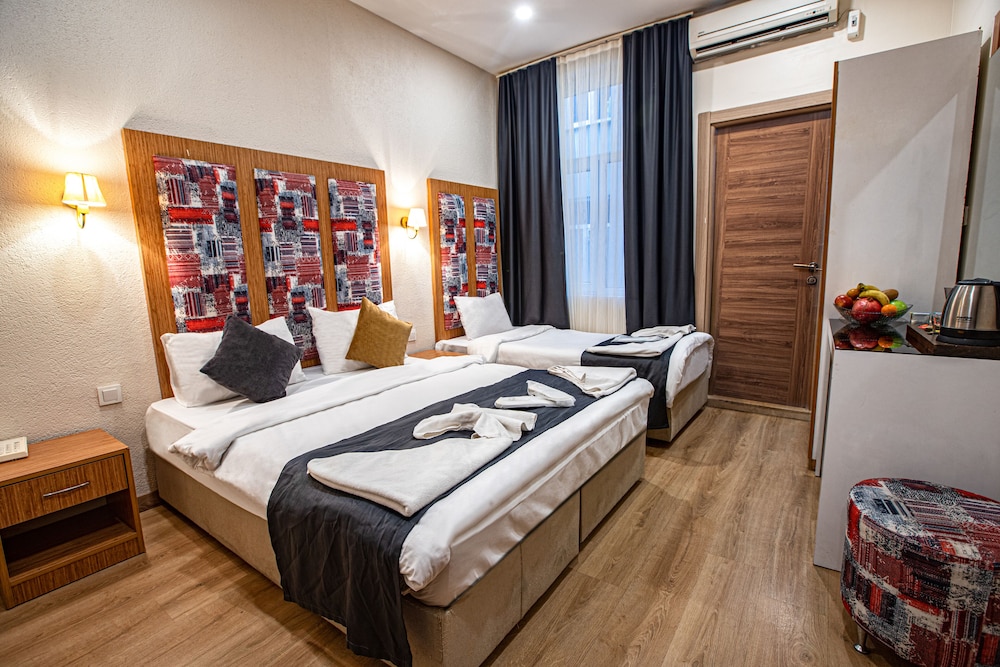 La Pazza Suites 6/50