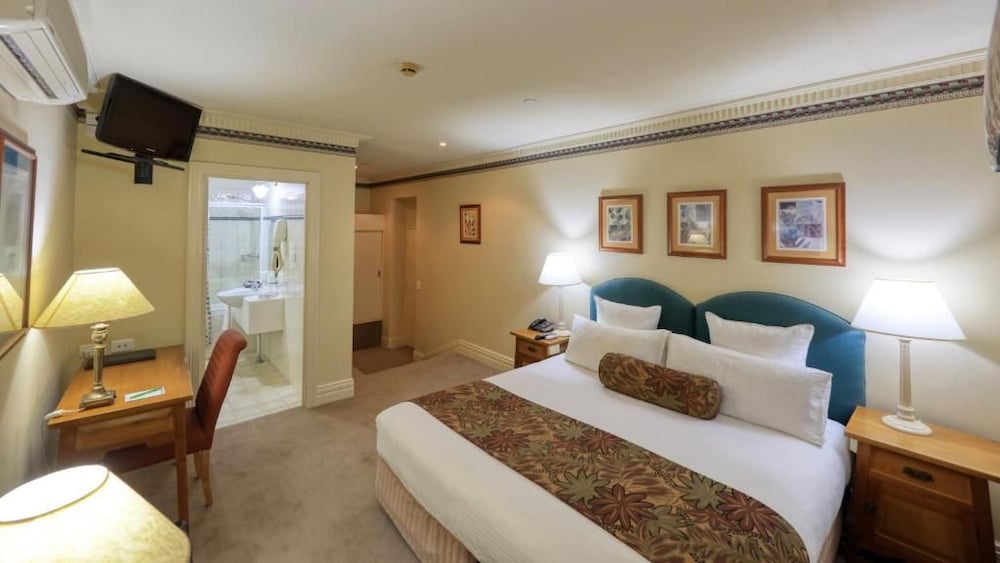 Royal Exchange Hotel 33/67