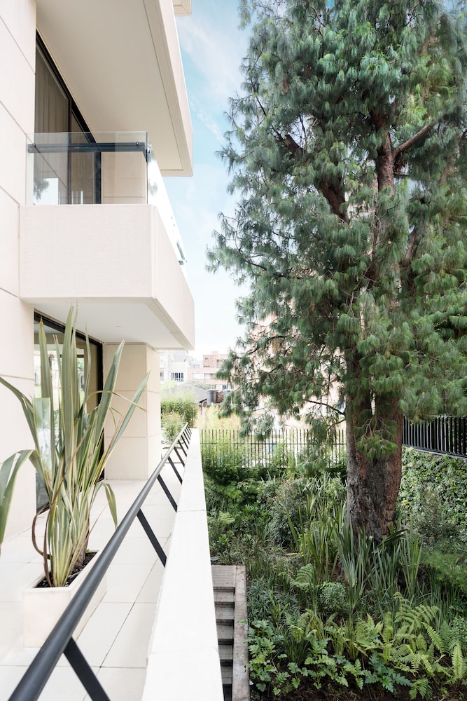 8010 Urban Living 3/46