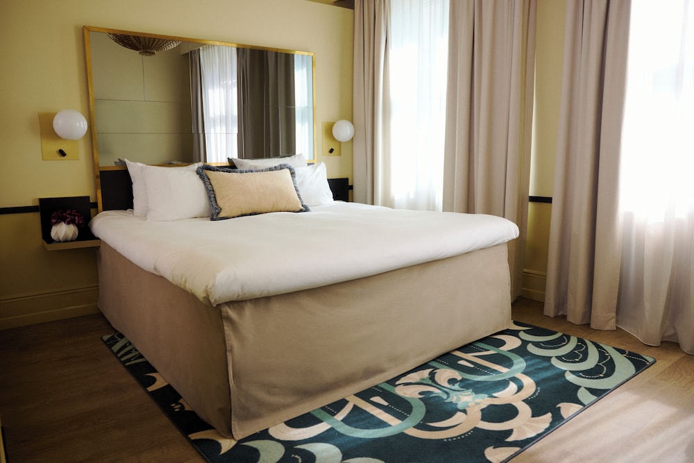 STANDARD, QUEEN BED