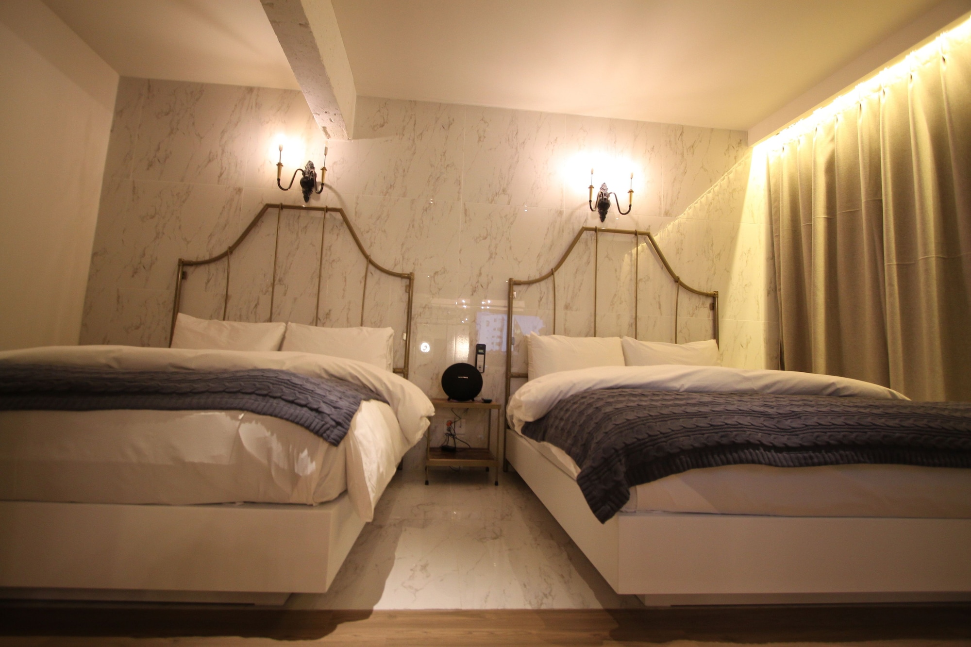 ROYAL, SUITE