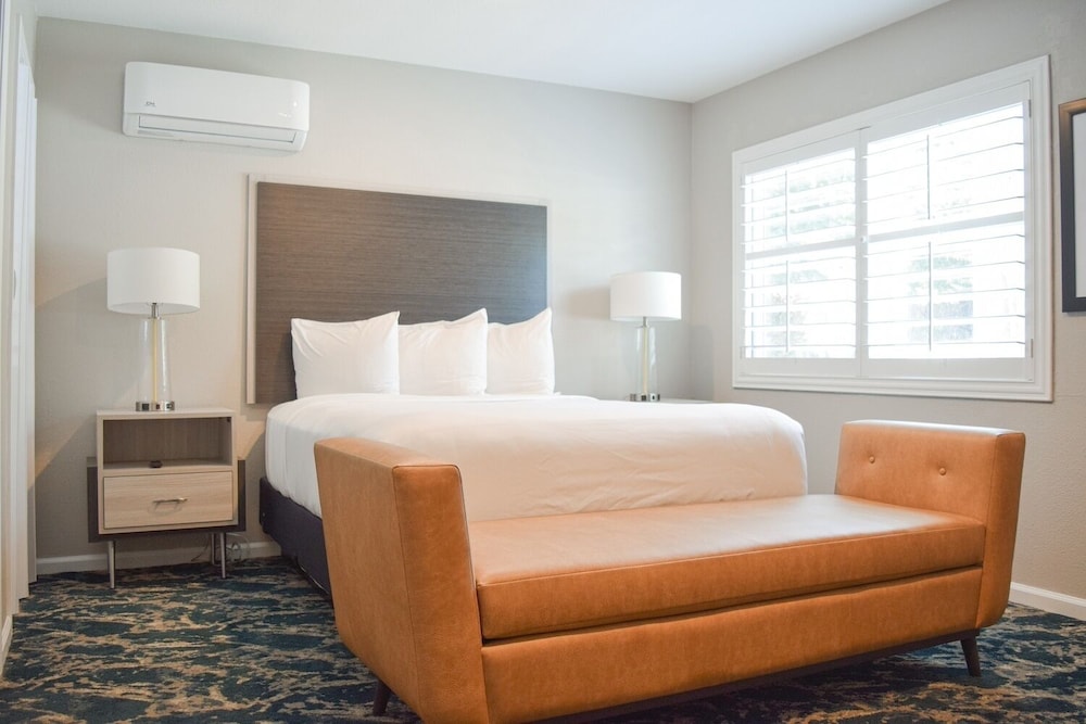 Creekside Inn Downtown 14/42
