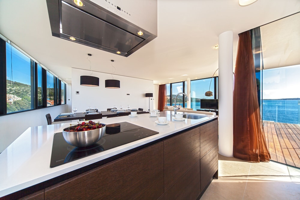 Golden Rays Luxury Apartments 5/50