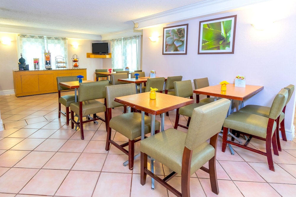La Quinta Inn Clute Lake Jackson 31/36