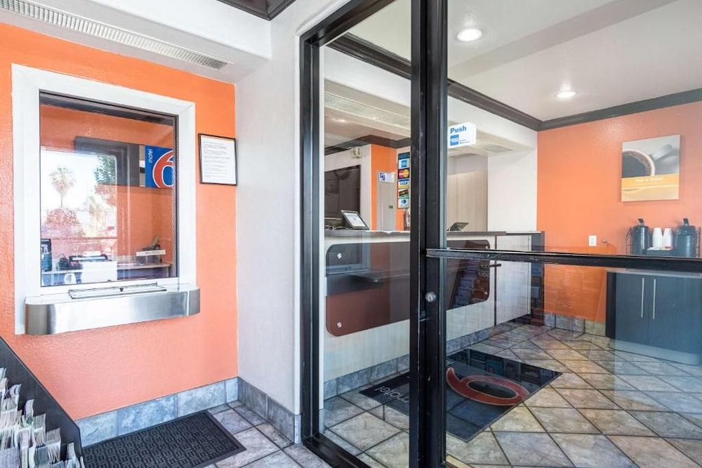 Motel6 Riverside, CA - UCR East 9/57
