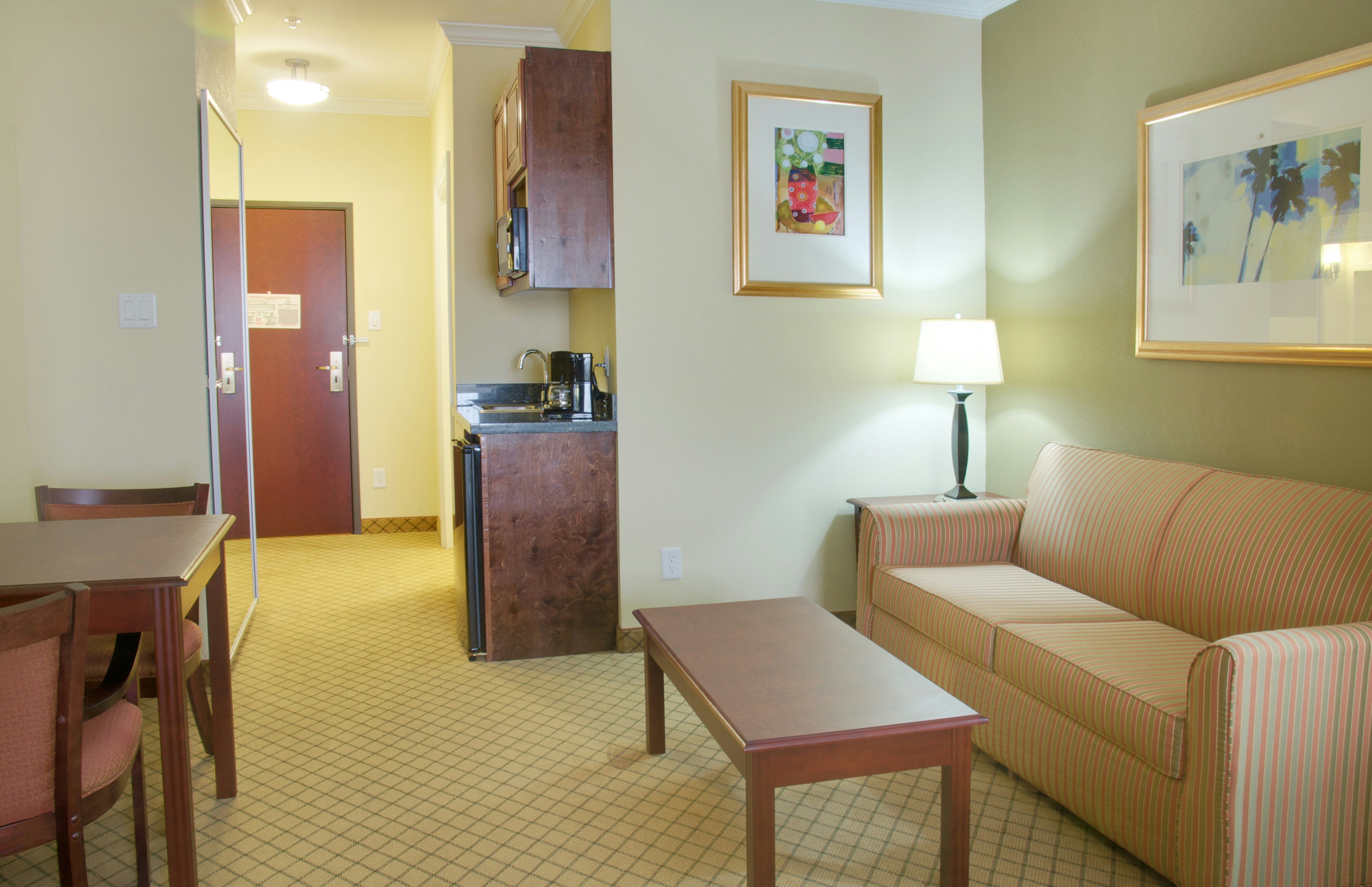 Holiday Inn Express Hotel & Suites Winnie 44/63