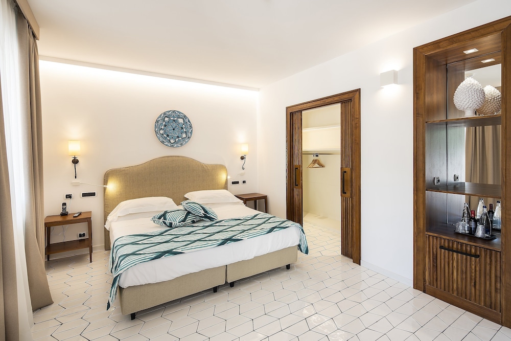 Therasia Resort Sea And Spa 30/100