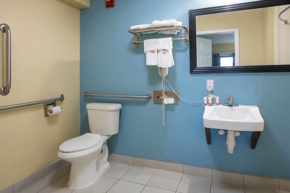 OYO Hotel Knoxville TN Cedar Bluff I-40 18/21