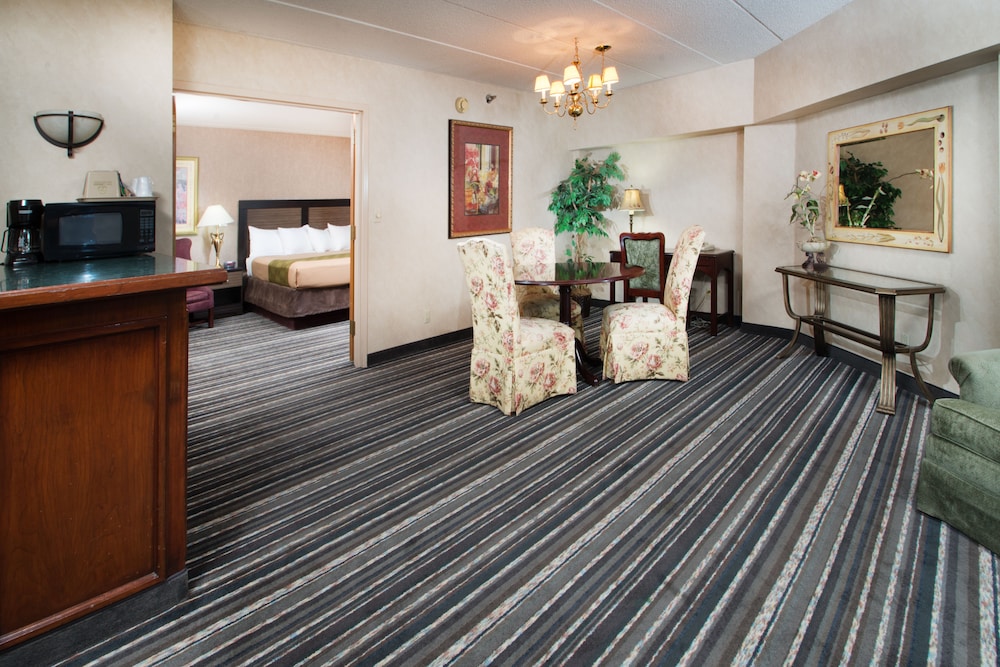 Crossroads Hotel Huron Event Center 30/50