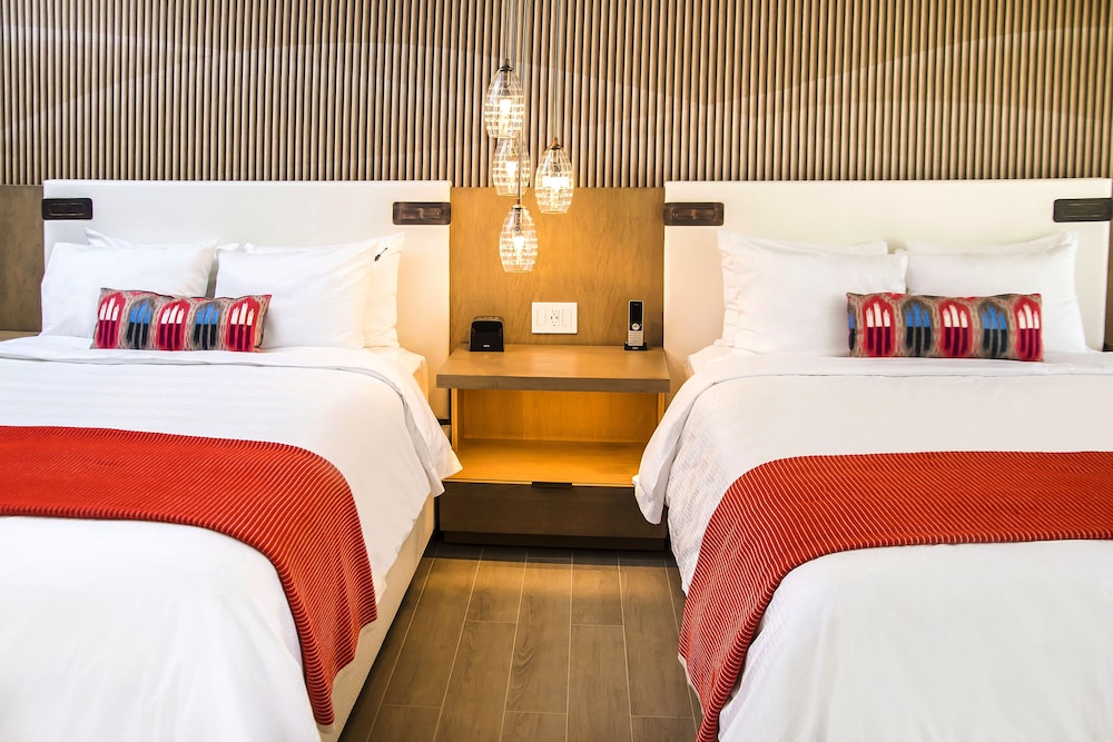 GOLD, DELUXE, 2 QUEEN BEDS