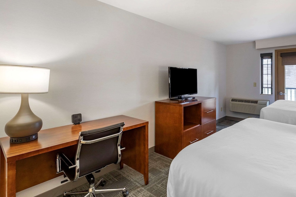 Comfort Suites At Evergreen Parkway 16/48