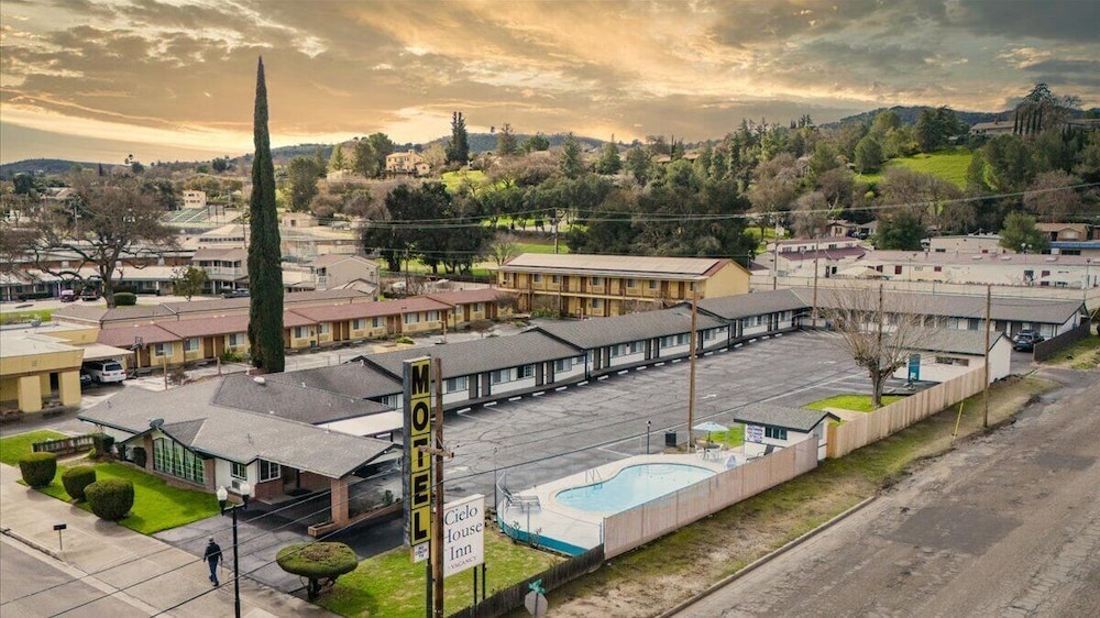 Cielo House Inn 16/35
