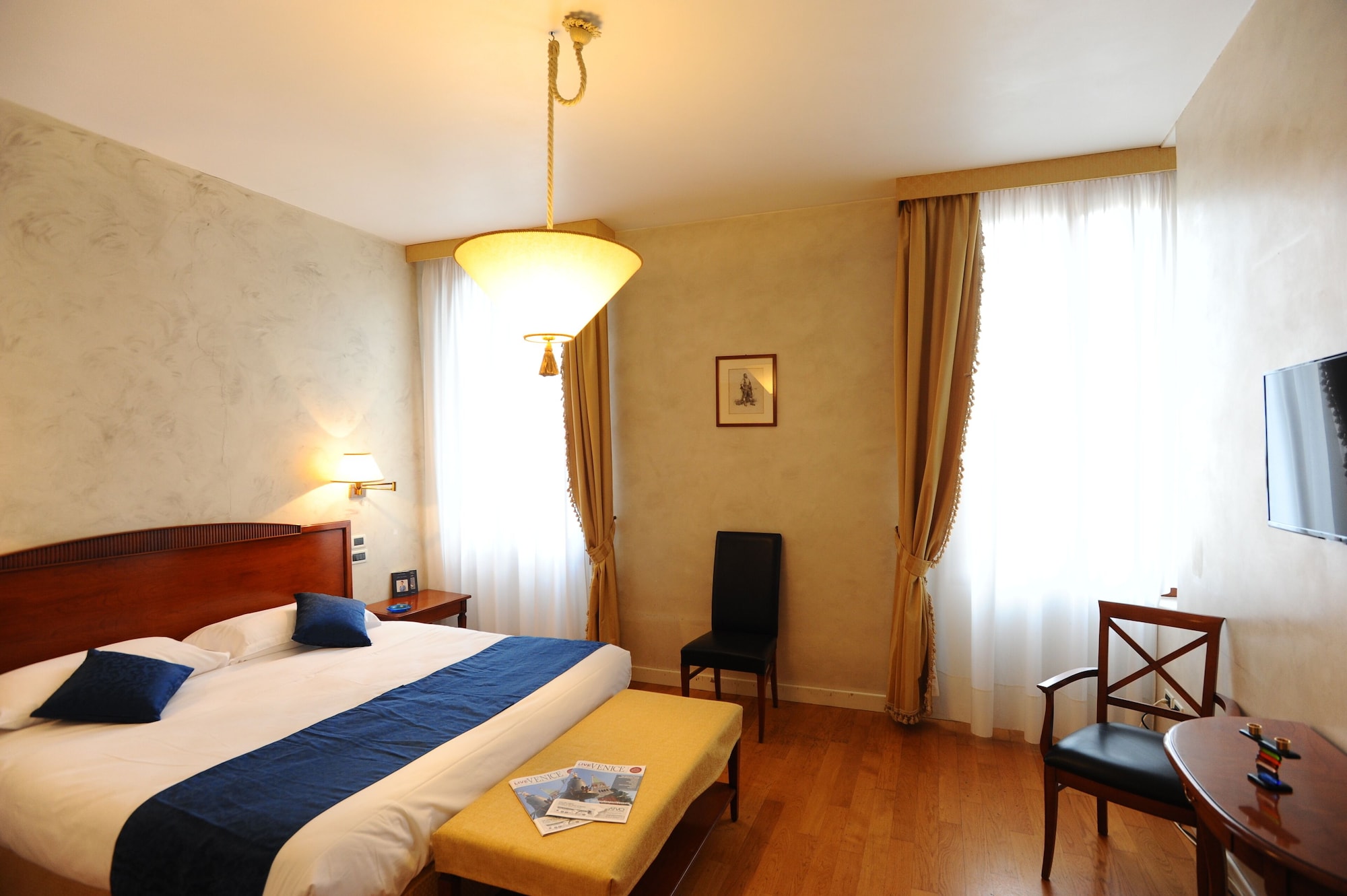 SUPERIOR, DOUBLE OR TWIN BED