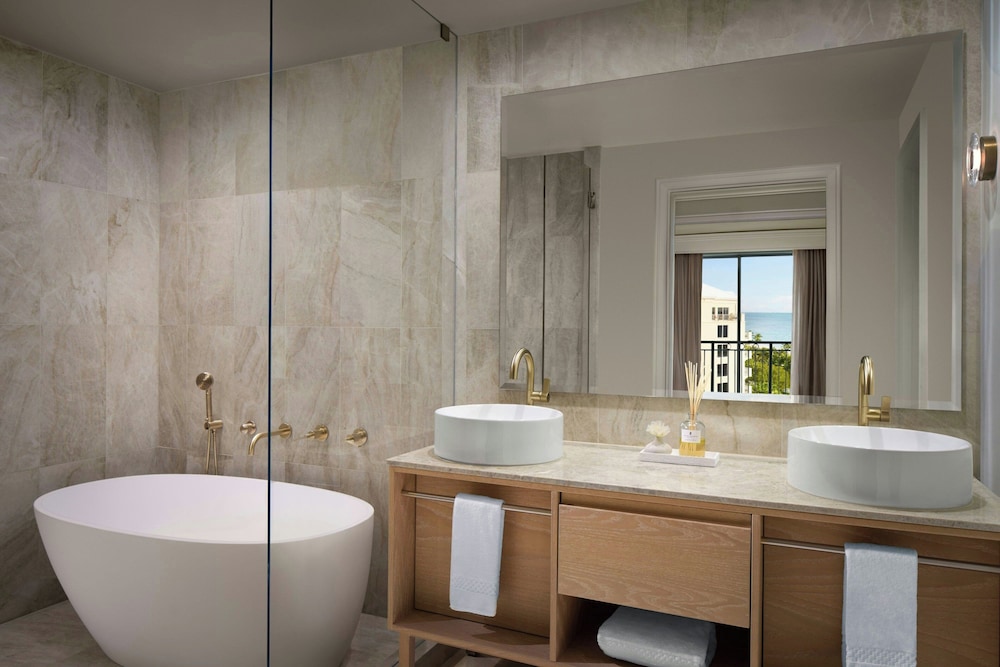 جناح تنفيذي بشرفة بغرفة نوم واحدة بإطلالة جزئية على البحر، The Ritz Carlton Key Biscayne 10/10