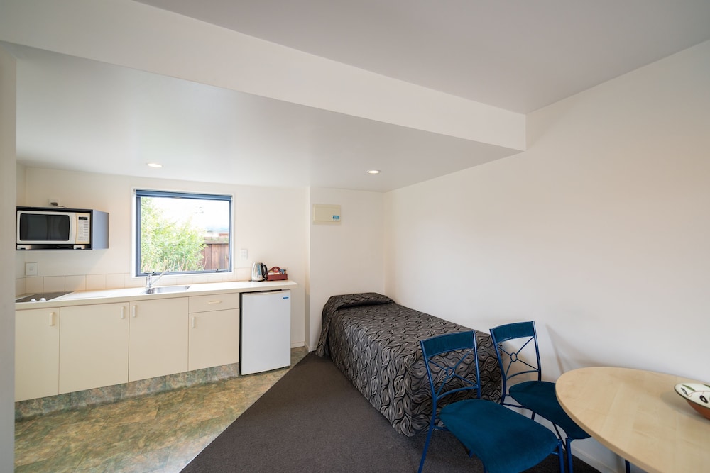ANNABELLE COURT MOTEL 23/33