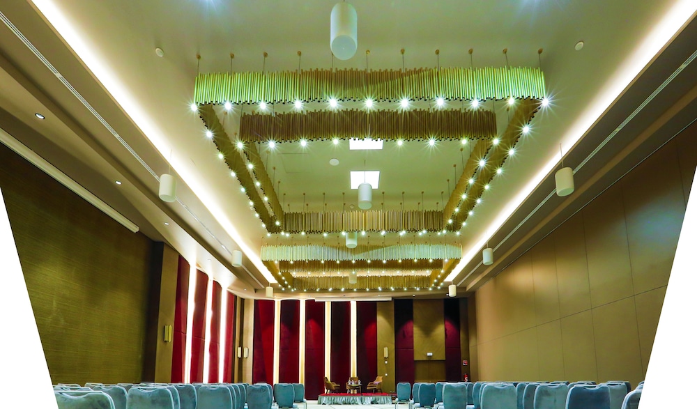 RADISSON BLU HOTEL, ABIDJAN AIRPORT 12/74