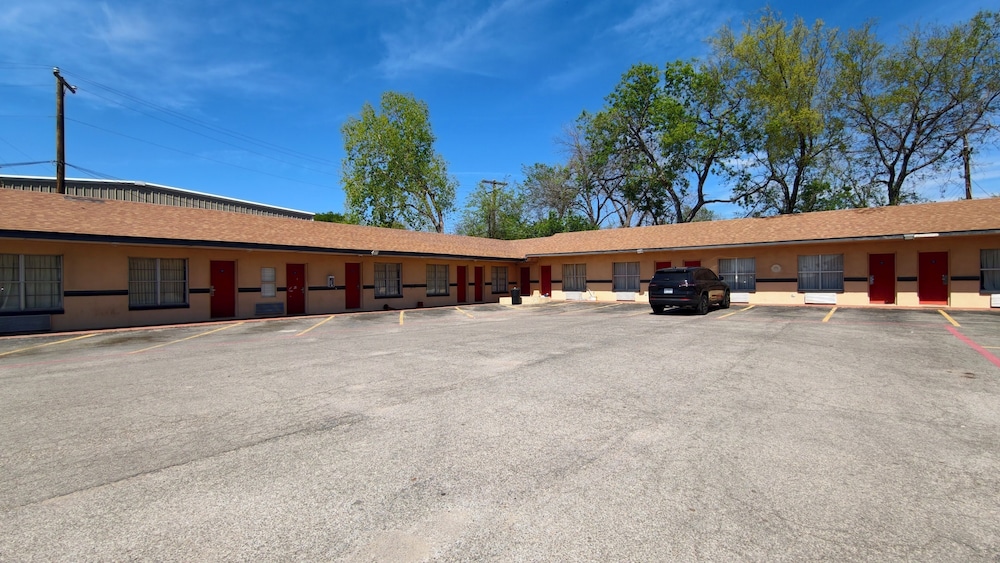 Sunset Lodge Elgin near US 290 by Hotel O 36/47