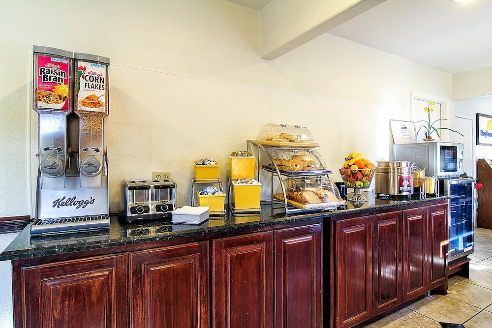 Days Inn by Wyndham Market Center Dallas Love Field 21/27